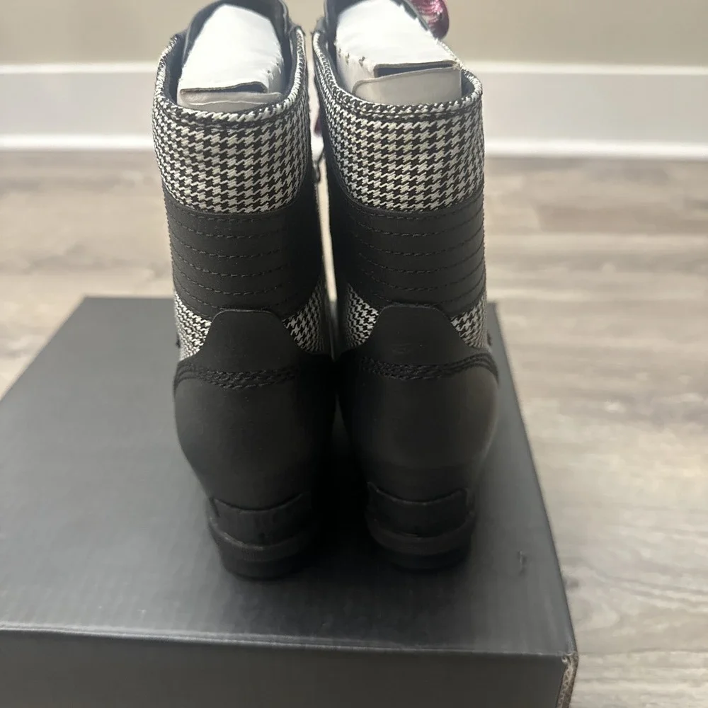 Sorel Boots Youth 5 Girls Lexie Wedge Winter Boot NY4557-010 Black Leather
